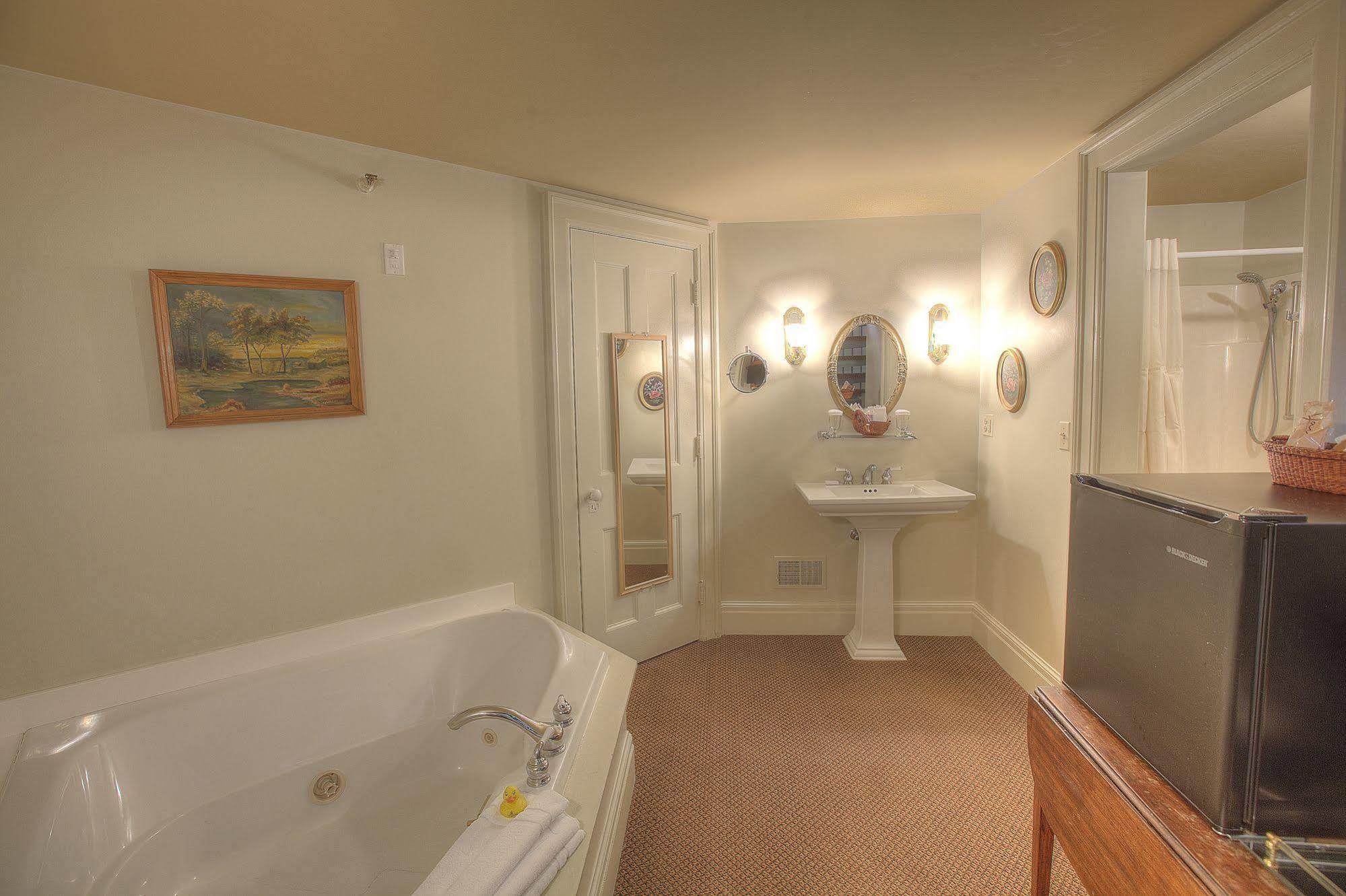 Vinifera Inn Geneva Exterior photo